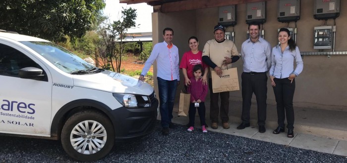 Diretor da Sollares Edson Vissoci em visita ao produtor e sua família acompanhados de equipe da Coopacredi